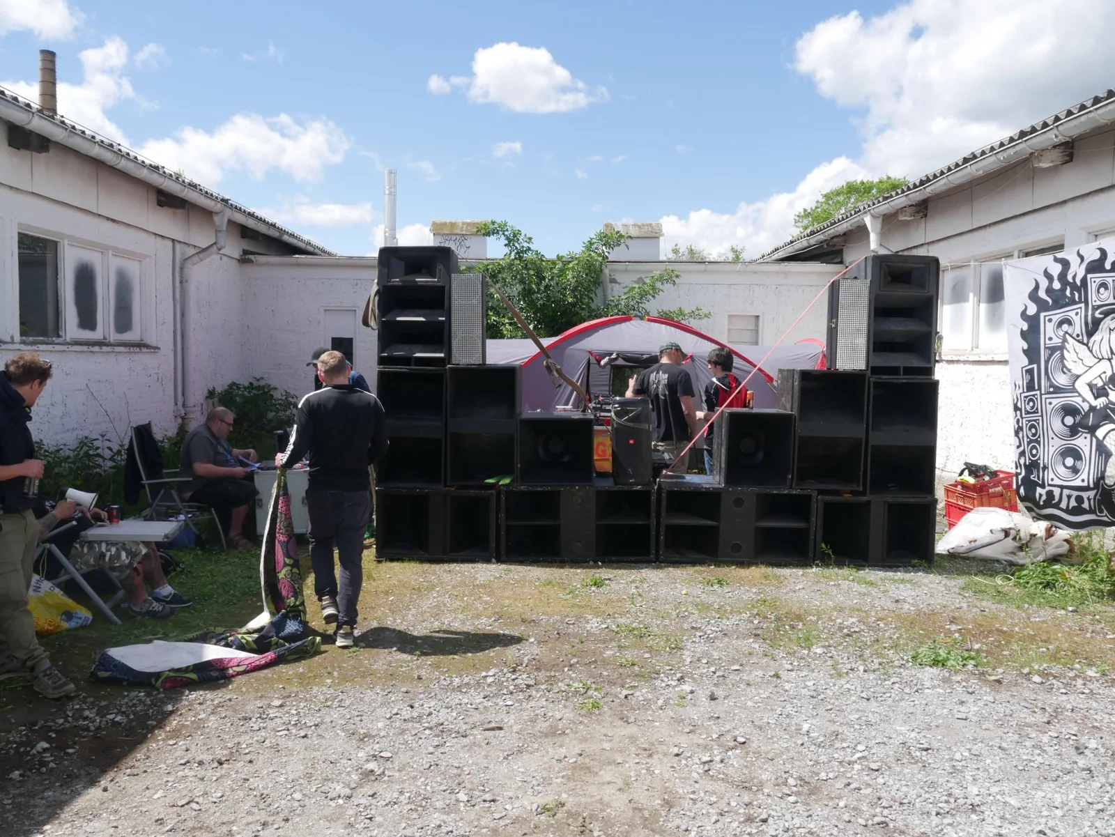LAURA Soundsystem · people / wall
