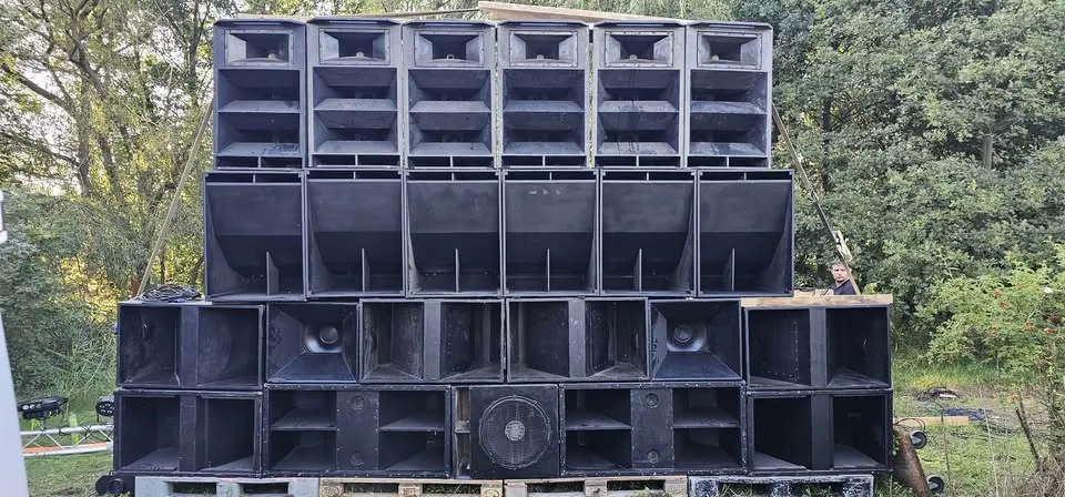 LAURA Soundsystem · wall